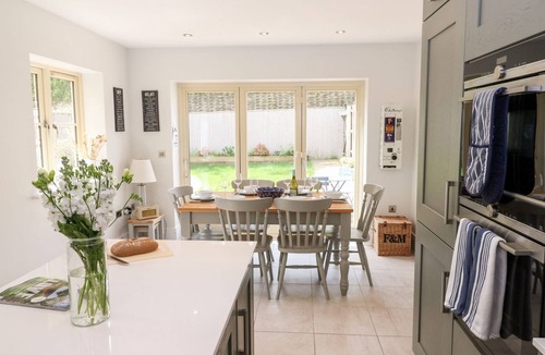 Stow-on-the-Wold House | EAST VIEW, family friendly, with open fire in Stow-On-The-Wold