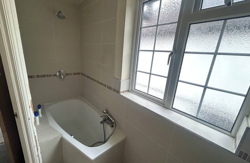 Cavendish Apartment | Eastcote Home 30 min train to central London + 3 min walk to tube + free parking