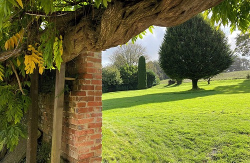 Blandford Saint Mary House | Eclectic Dorset Country House, Hot Tub, Pool Table, Movie Room,12 guests & pets