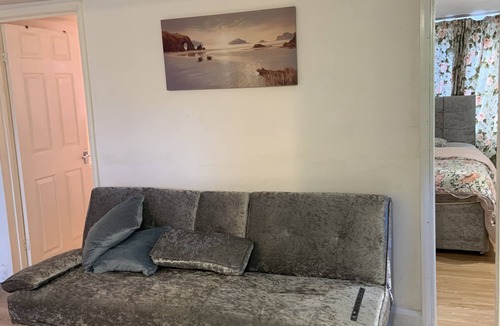Lacey Green House | Economical 2BR Small Furnished Annex-High Wycombe