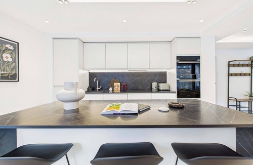 Cathedrals Apartment | Edgy & Modern Balcony Apartment by Borough Market