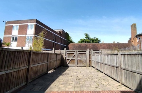 Salisbury House | Eighty-Eight, Cathedral View with Private Parking & EV Charger