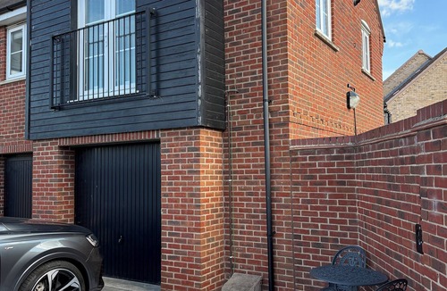 Bedford Apartment | Elegant 2 Bedroom Coach House in Bedfordshire