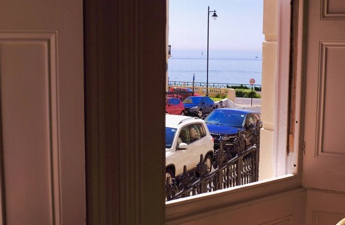 Kemptown Apartment | Elegant 2 bedroom Regency apartment with secluded garden. Sea views. Sleeps 4