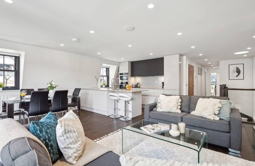 Fitzrovia Apartment | Elegant 2BR Penthouse Terrace in Soho