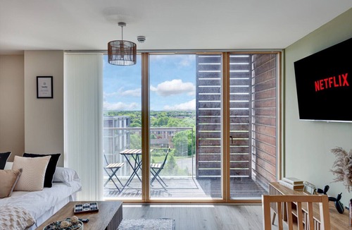 Central Milton Keynes Apartment | Elegant Apartment @ The Vizion City Centre Balcony Parking Super-Fast WiFi Yoko Property