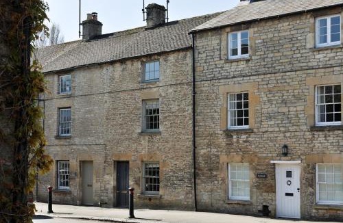 Chedworth House | Elegant Cotswold Cottage in Northleach