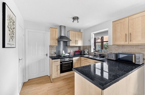 Milton Keynes House | Elegant Detached House City Centre Driveway Parking Smart TVs 750mbps+ WiFi Yoko Property