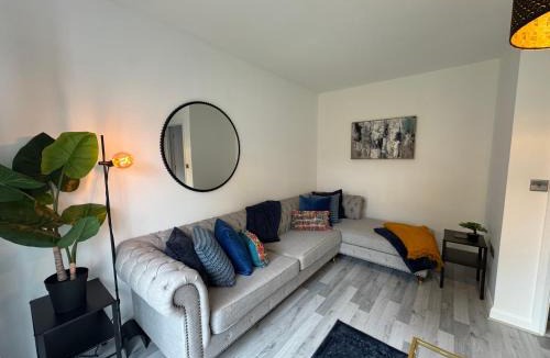 Milton Keynes House | Elegant & Modern 3 bed home with free parking & WiFi - sleeps 8
