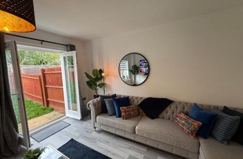 Milton Keynes House | Elegant & Modern 3 bed home with free parking & WiFi - sleeps 8