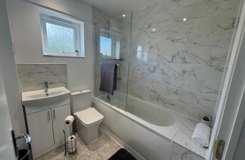 Milton Keynes House | Elegant & Modern 3 bed home with free parking & WiFi - sleeps 8