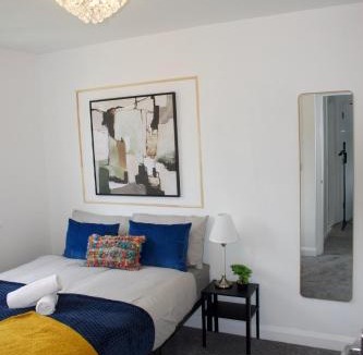 Milton Keynes House | Elegant & Modern 3 bed home with free parking & WiFi - sleeps 8