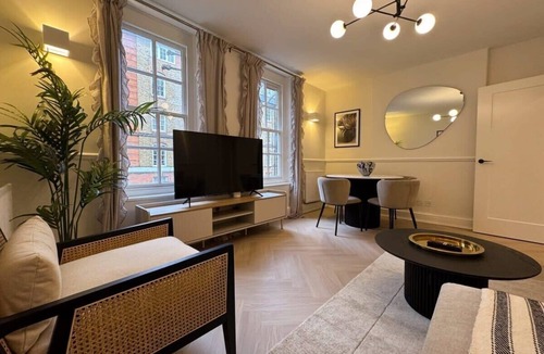 Farringdon Apartment | Elegant Victorian Apartment in Farringdon