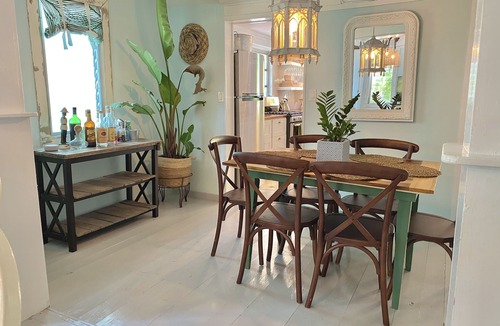 Dunmore Town Cottage | Elizabeth on Crown W/(Complimentary Breakfast at our local Coffee House)