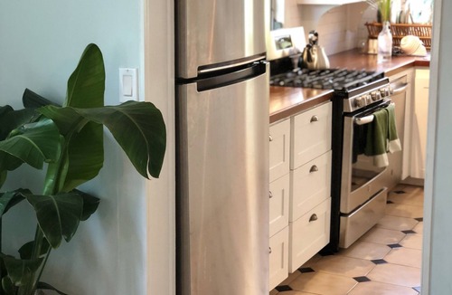 Dunmore Town Cottage | Elizabeth on Crown W/(Complimentary Breakfast at our local Coffee House)