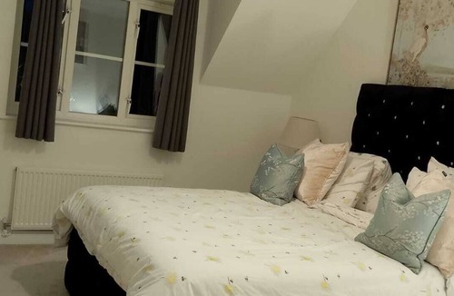 Clapham Bed & Breakfast | Enjoyable 3-bedroom bed & breakfast in Clapham. Big house in a safe environment.