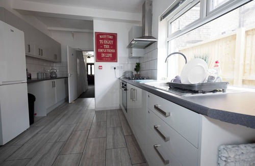 Stoke-on-Trent House | Ensuite5 Woodhouse private bath 2kitchen