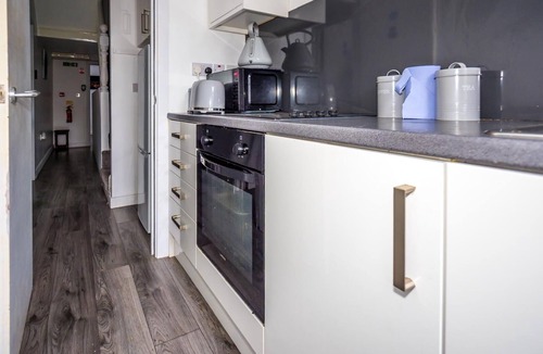 Stoke-on-Trent House | Ensuite5 Woodhouse private bath 2kitchen