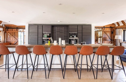 Bray on Thames House | Entertain, Celebrate, Relax in Period Luxury Barn - Perfect for family groups
