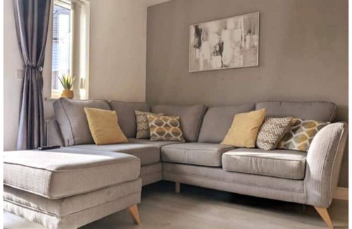 Milton Keynes House | Entire 3 bed home Sleeps 6, WiFi, 2 Parking Spaces
