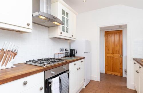 Hatfield Apartment | Entire 5 Bed House - Contractors, Family's & More - Free Parking