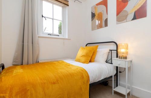 Hatfield Apartment | Entire 5 Bed House - Contractors, Family's & More - Free Parking