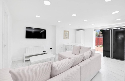 Hacton House | Entire Beautiful & Spacious House in London - 7 Bedroom House for Group