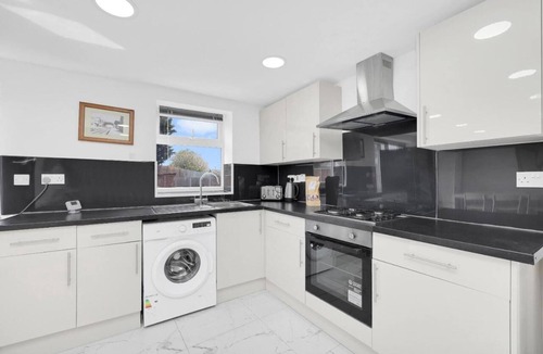 Hacton House | Entire Beautiful & Spacious House in London - 7 Bedroom House for Group