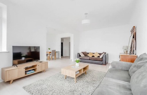 Swiss Cottage Apartment | Entire Flat Sleeps 8