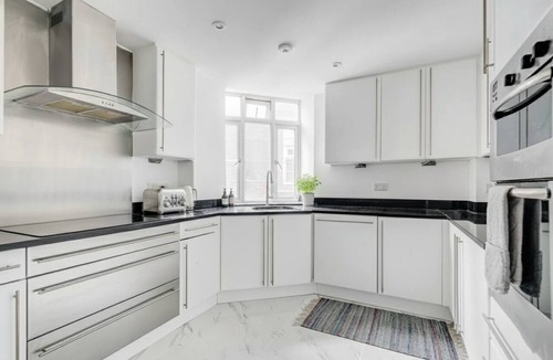 Swiss Cottage Apartment | Entire Flat Sleeps 8