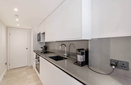 Notting Dale Apartment | Entire Garden Flat with Parking - Portobello Road