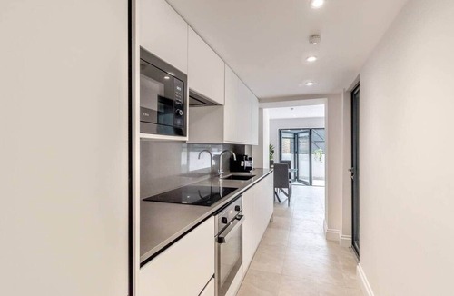 Notting Dale Apartment | Entire Garden Flat with Parking - Portobello Road