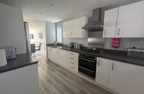 Bedford House | Entire Home in Central Bedfordshire 5 Bedroom sleeps 10 5BR & 2.5 bathrooms