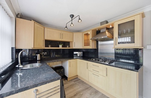 Forsbrook House | Entire home in Stoke-on-Trent - Work-Ready 1-Bed Stay | Office & Gym | Longton