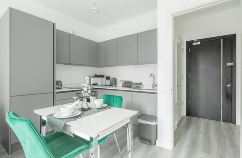 Great Linford Apartment | Entire rental unit in Linford Wood