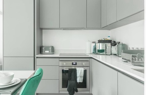 Great Linford Apartment | Entire rental unit in Linford Wood