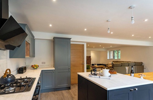 Farley Cabin | Errwood; woodland lodge for 14 with 2 hot tubs in the Staffordshire Moorlands