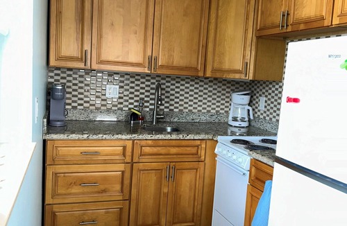 Williams Town Condo | Escape to the Sunshine of the Bahamas and unwind at this cozy 2-bedroom condo