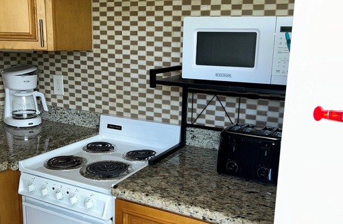 Williams Town Condo | Escape to the Sunshine of the Bahamas and unwind at this cozy 2-bedroom condo