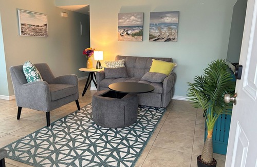 Williams Town Condo | Escape to the Sunshine of the Bahamas and unwind at this cozy 2-bedroom condo