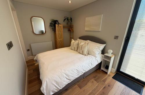 Runnymede Boat Rental | Escape to Willow Wharf - A Luxury Thames Houseboat