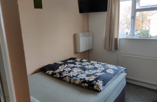 Ashford House | Excellent double bed room within easy reach of Heathrow Airport