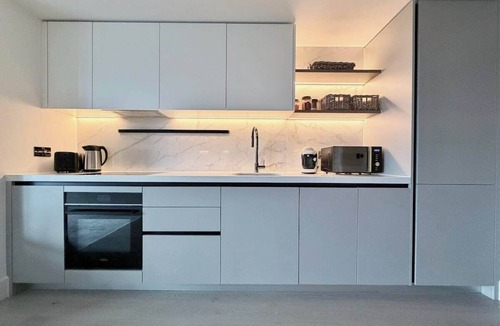 Shepherd's Bush Apartment | Executive 1Bed 1Bath | Workspace | WiFi | Sofa-bed