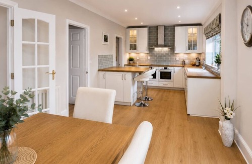 Bletchley House | Executive Detached House Driveway Parking Work Space Fast WiFi Smart TVs Yoko Property