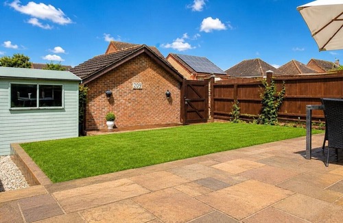 Bletchley House | Executive Detached House Driveway Parking Work Space Fast WiFi Smart TVs Yoko Property