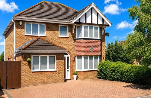Bletchley House | Executive Detached House Driveway Parking Work Space Fast WiFi Smart TVs Yoko Property