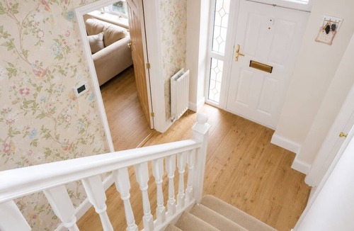 Bletchley House | Executive Detached House Driveway Parking Work Space Fast WiFi Smart TVs Yoko Property