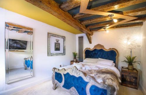 Saffron Walden Hotel | Executive Suite with Private HotTub, Full SkyTV in 600 Year Old Manor House