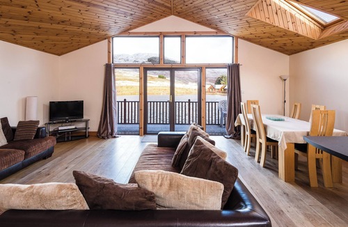 Foss Cabin | Fabulous 3-bedroom cabin with WiFi in Pitlochry. Stunning location on lochside