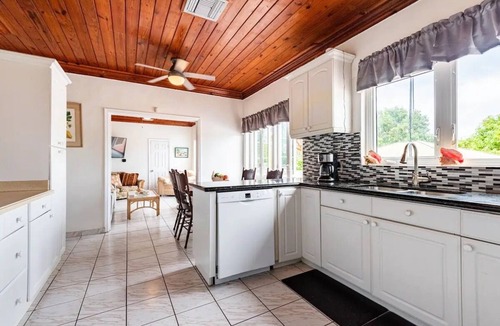 Nassau Villa | Fabulous Seaside Paradise, Sleeps 24, Walk to the Beach!